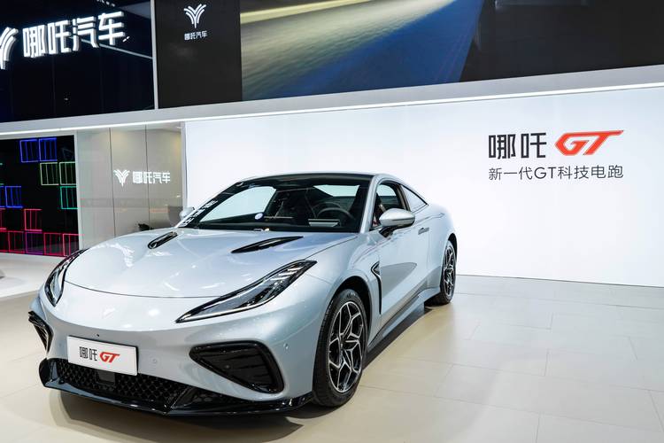 广州225哪吒汽车在智能汽车领域的表现，领途汽车在新能源汽车市场中的影响力